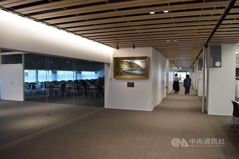 「東台湾臨海道路」のレプリカは防府市役所の新庁舎の8階、エレベーターを降りるとすぐ目につく所に展示されている