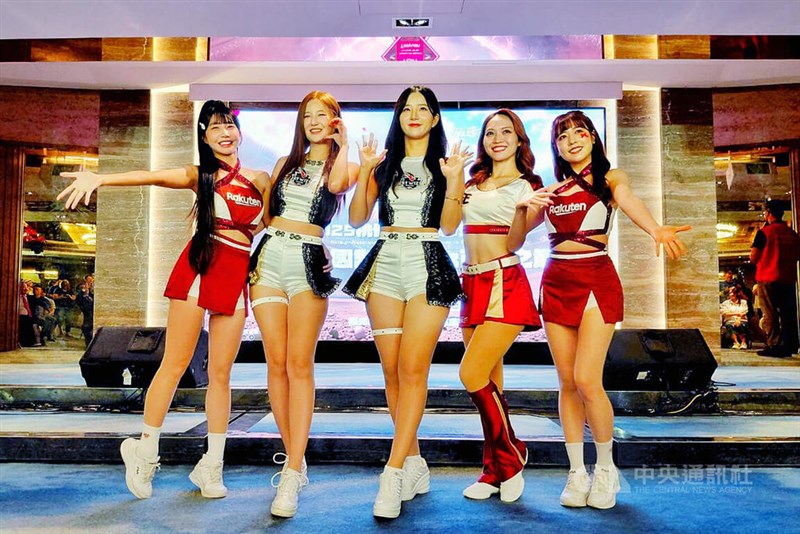 15日の記者会見でポーズを決める各球団のチアリーダー