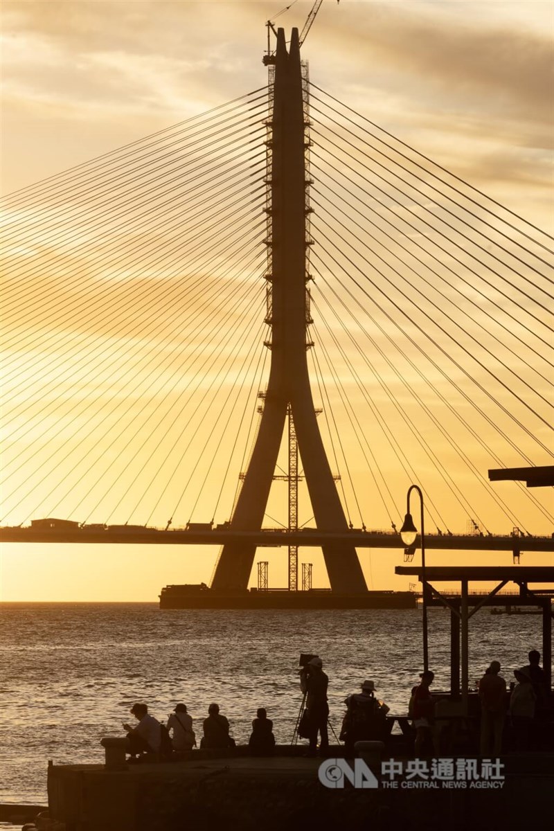 淡水老街に集まった写真愛好家ら＝中央社記者趙世勲撮影