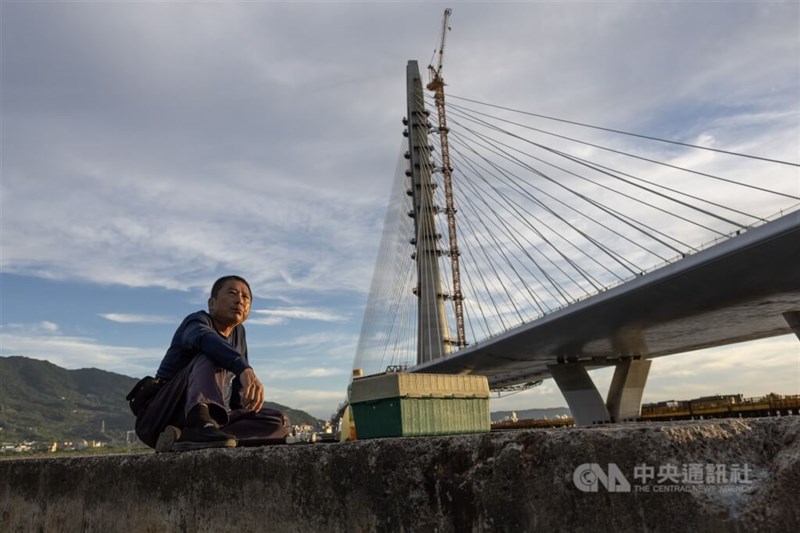 淡江大橋周辺で釣りをする人＝中央社記者趙世勲撮影