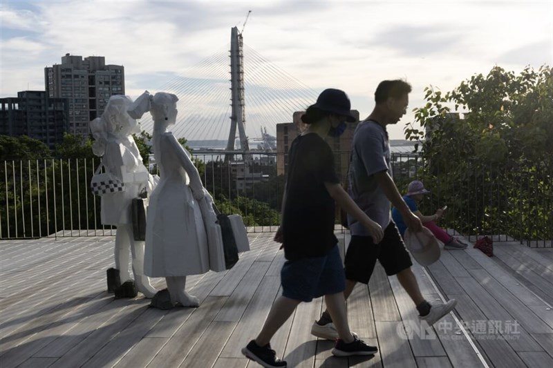 著名なダンスカンパニー、クラウドゲート（雲門舞集）の劇場前からも橋を望める＝中央社記者趙世勲撮影