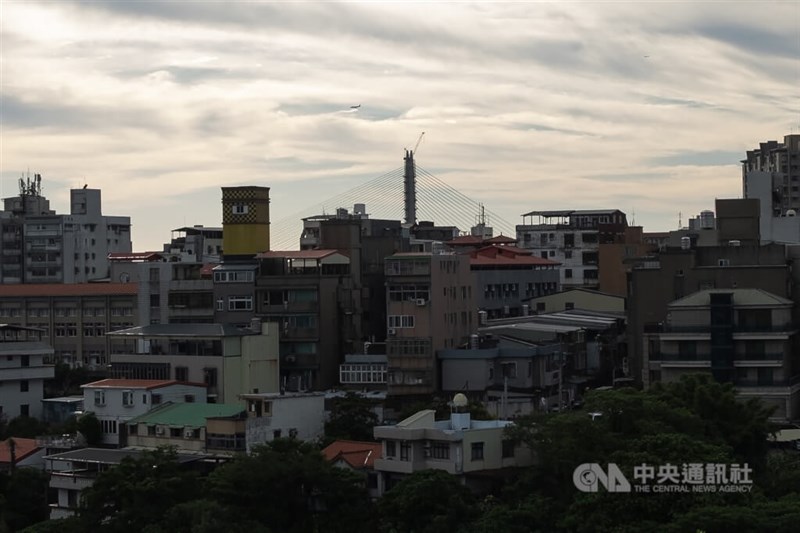 淡水の市街地からも橋の主塔が望める＝中央社記者趙世勲撮影