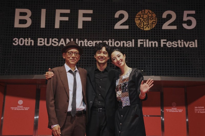 17日、第30回釜山国際映画祭のレッドカーペットに登場した「Dear Stranger／ディア・ストレンジャー」の（左から）真利子哲也監督、西島秀俊、グイ・ルンメイ（甲上娯楽提供）