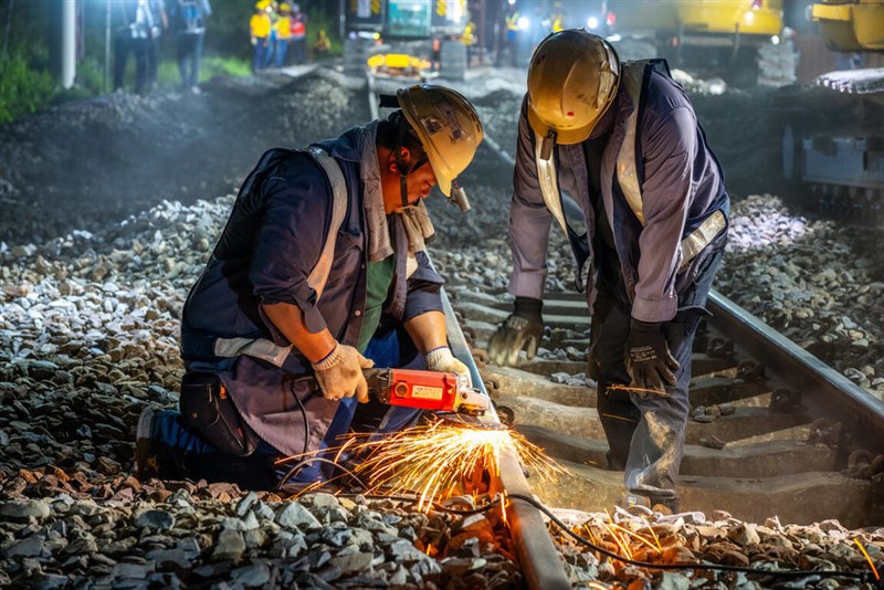 9日から10日にかけて台東県の康楽―知本間で行われた線路の切り替え工事＝交通部鉄道局提供