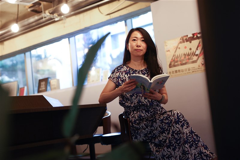 長編小説「青色之花 解謎～三人の娘～」を台湾で出版した一青妙さん＝2025年9月9日、中央社記者王騰毅撮影