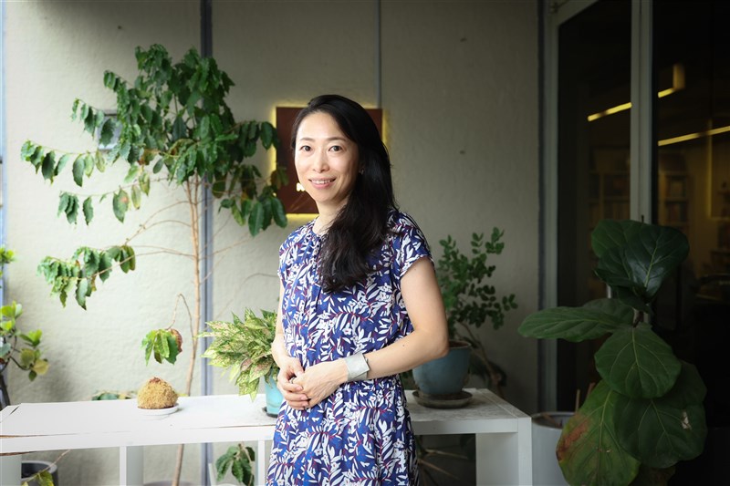 長編小説「青色之花 解謎～三人の娘～」を台湾で出版した一青妙さん＝2025年9月9日、中央社記者王騰毅撮影
