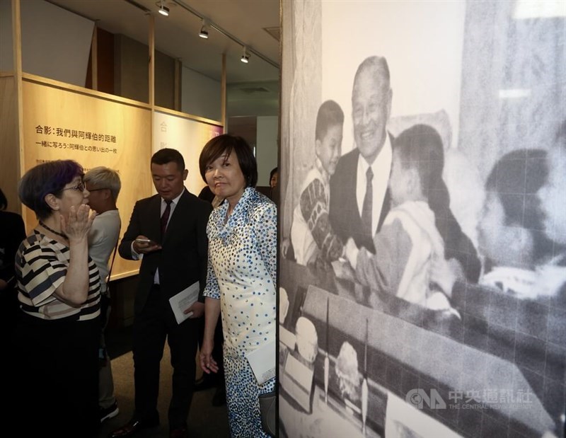 国立台湾図書館で開催中の特別展「PROTOTYPE：ミスター・デモクラシー2.0 デジタル李登輝」を訪問する安倍昭恵さん（右）＝新北市で2025年9月21日、中央社記者張皓安撮影