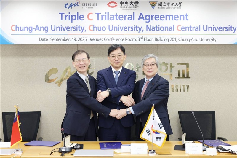 左から中央大（台湾）の綦振瀛副学長、韓国・中央大学校のの朴相奎学長、中央大（日本）の河合久学長＝9月19日、ソウル（台湾・中央大提供）