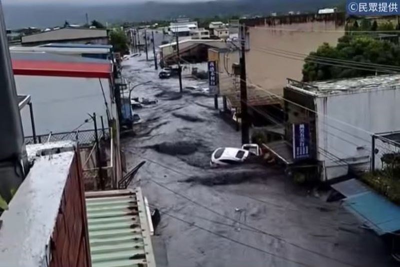 23日午後、東部・花蓮県の馬太鞍渓のせき止め湖から水があふれ出し、下流に位置する同県光復郷で冠水や浸水の深刻な被害が生じている（読者提供）
