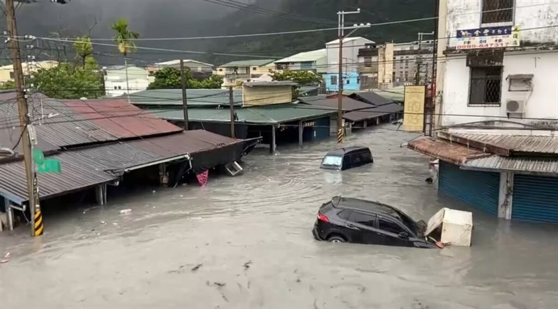 花蓮ページ 12点 写真・動画特集】花蓮県で洪水 台風18号による大雨でせき止め湖