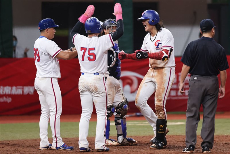 七回に2点本塁打を放った陳敏賜（右から2人目）＝中華民国野球協会提供