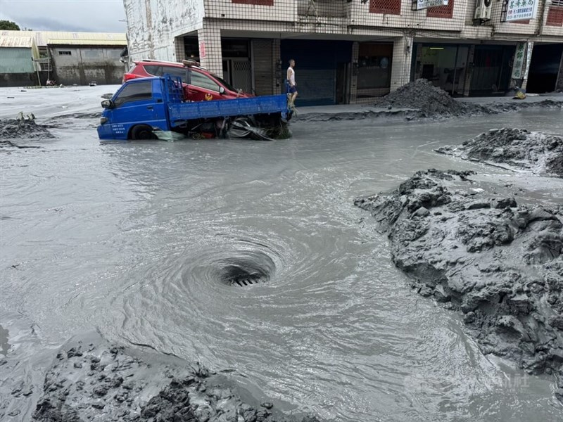 24日になっても水は完全には引いておらず、土砂もたまっていた＝2025年9月24日、中央社記者張祈撮影