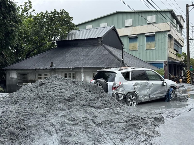 水が引いた後、多くの土石や泥がたまる市街地＝9月24日、花蓮県光復郷