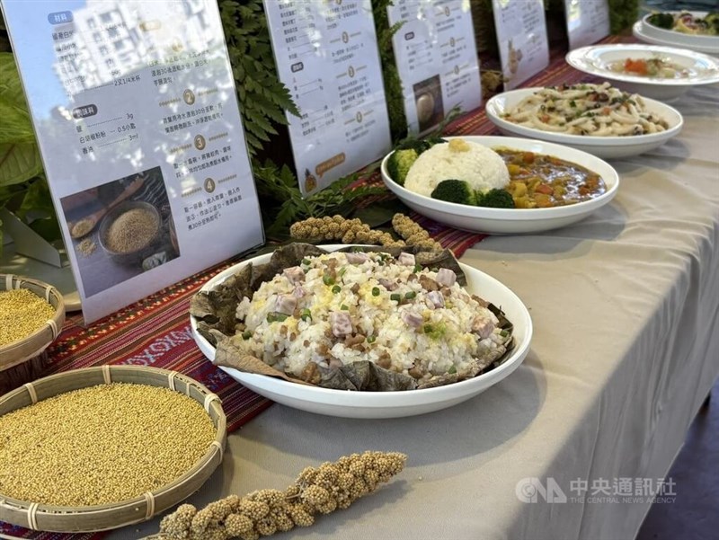 全国約30校の学校給食で食材として使われることが決まったアワを取り入れた料理＝2025年9月25日、中央社記者曹亜沿撮影