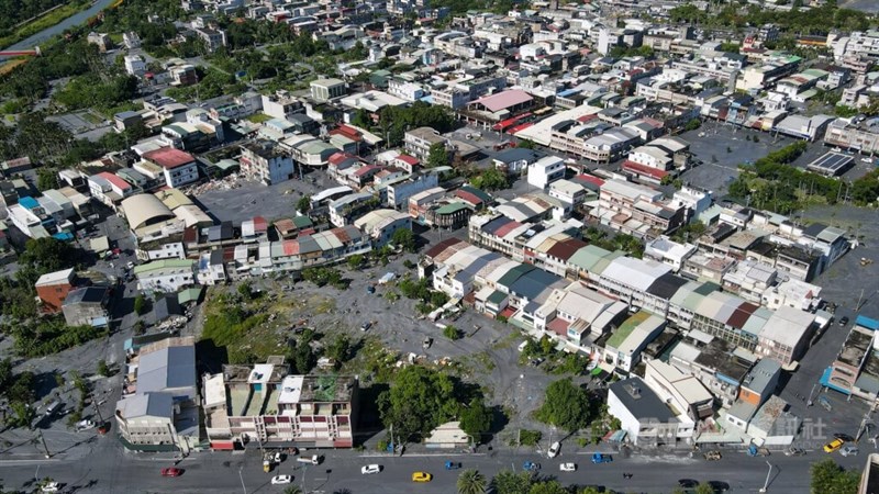 至る所が灰色の泥に覆われた光復郷の街並み＝2025年9月25日、中央社記者鄭清元撮影