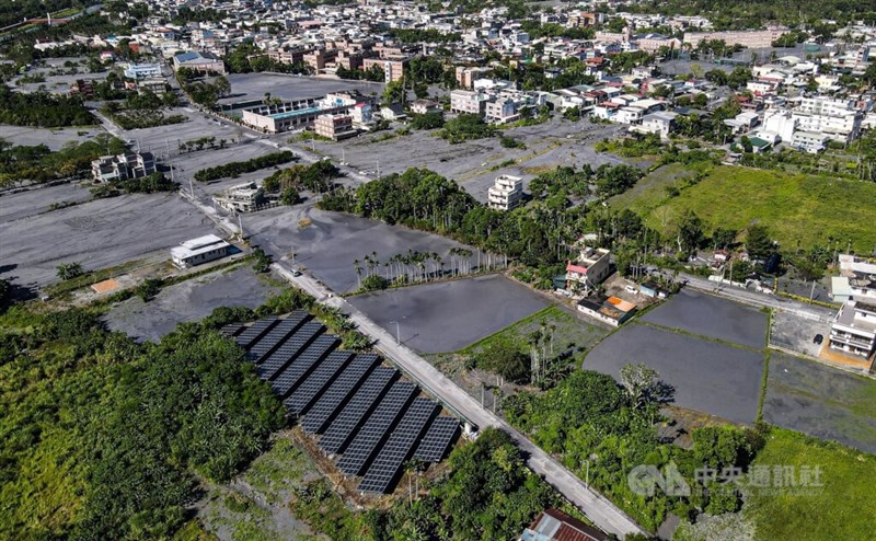 泥に覆われた光復郷＝2025年9月25日、中央社記者鄭清元撮影