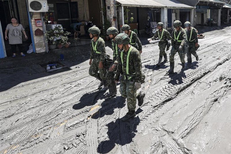 泥まみれの道路を歩く国軍兵士ら＝2025年9月25日、中央社記者鄭清元撮影