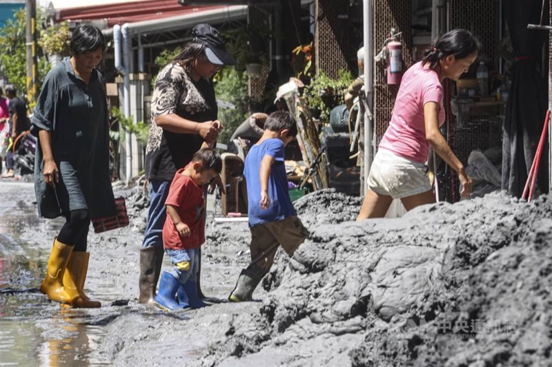 長靴を履いて被災した家屋の清掃作業に入る一家＝2025年9月25日、中央社記者鄭清元撮影