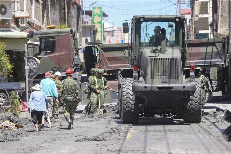 国軍が重機を出動させ、道路の泥を除去した＝2025年9月25日、中央社記者鄭清元撮影