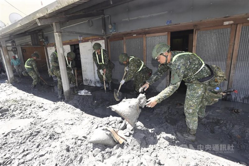 民家の前にたまった泥などを除去する国軍兵士ら＝2025年9月25日、中央社記者鄭清元撮影