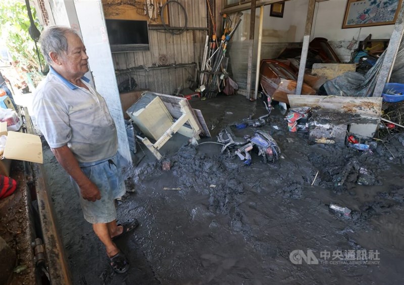 大量の泥が残り、呆然と立ちすくむ男性＝2025年9月25日、中央社記者鄭清元撮影