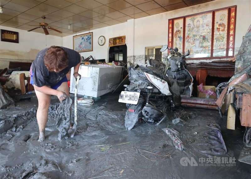 泥に覆われ、家具が倒れた自宅を片付ける女性＝2025年9月25日、中央社記者鄭清元撮影