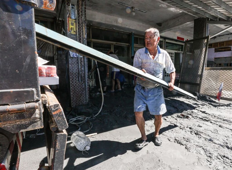 住宅のシャッターを外し、片付けに取りかかる男性＝2025年9月25日、中央社記者鄭清元撮影