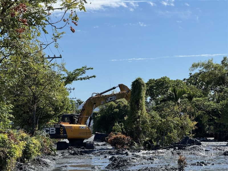 道路の泥を撤去する重機。25日の復旧作業は午前8時から行われた＝2025年9月25日、中央社記者張祈撮影