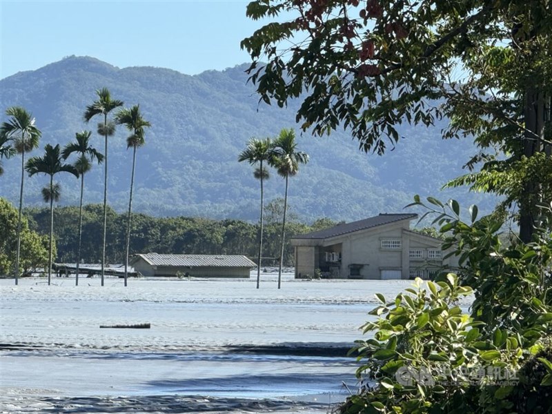 泥に覆われた町。周辺地域には5～7棟で救助を待つ人がいるという＝2025年9月25日、中央社記者張祈撮影