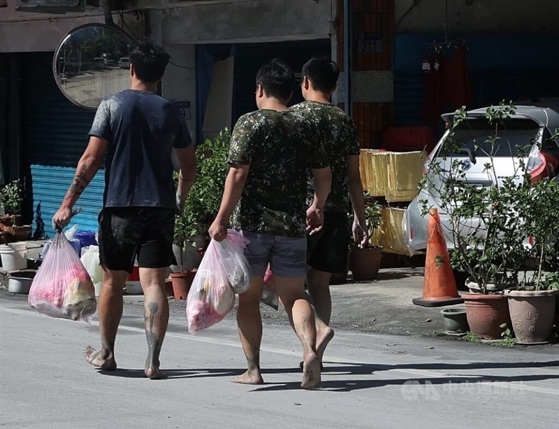 被災地では警察や消防だけでなく、国軍兵士も復旧作業に当たっている＝2025年9月25日、中央社記者郭日暁撮影