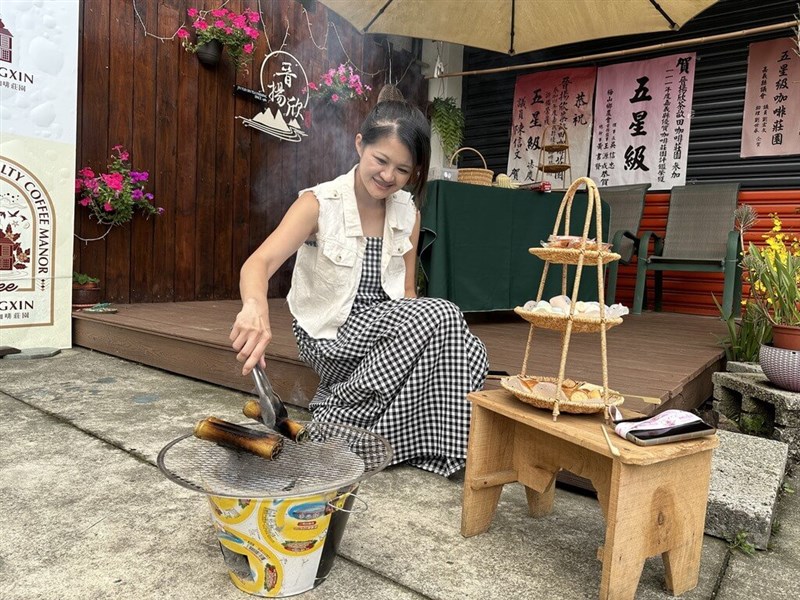 茶葉が入った竹筒を焼く女性＝嘉義県文化観光局提供