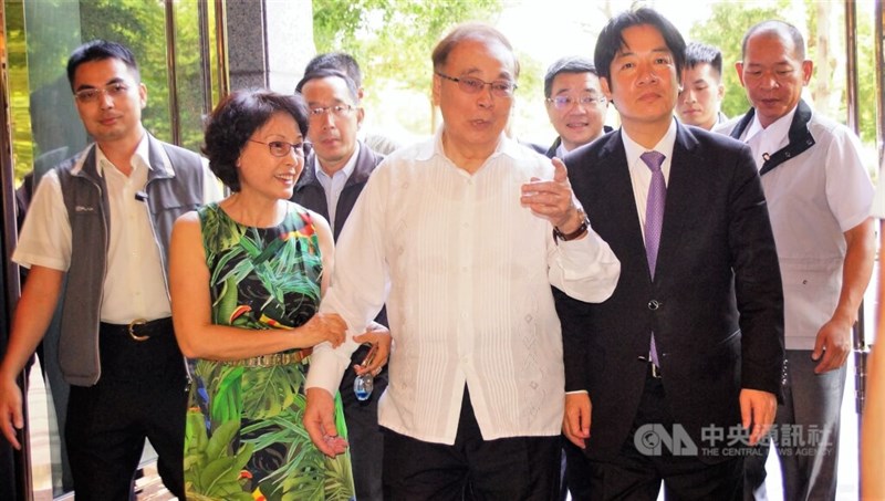 2017年10月に当時の頼清徳行政院長(手前右)の訪問を受ける
