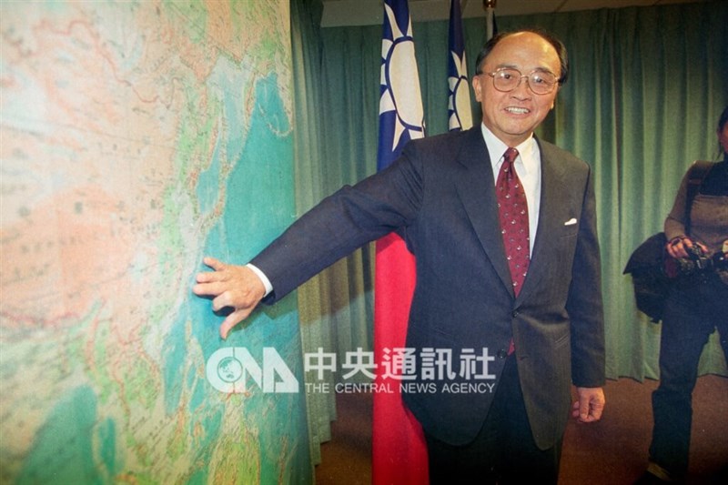 外交部長時代の程建人氏＝1999年12月