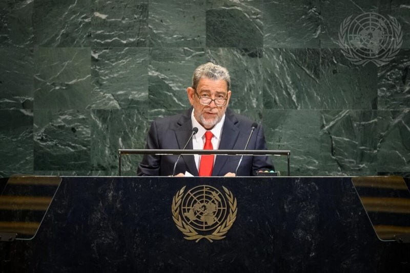 一般討論演説を行うセントビンセント・グレナディーンのゴンザルベス首相＝9月26日、ニューヨーク（x.com/Journal_UN_ONUから）