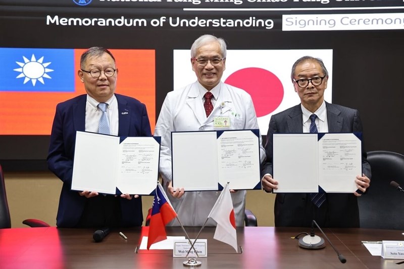 協力覚書を結んだ（左から）陽明交通大学の林奇宏学長、台北栄民総医院の陳威明院長、国立がん研究センター中央病院の瀬戸泰之院長＝台北栄民総医院提供
