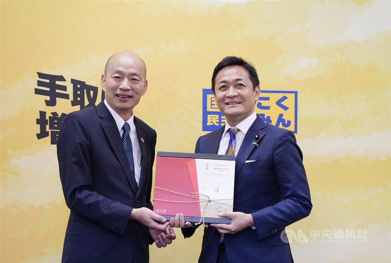 訪日した韓国瑜立法院長（左）と国民民主党の玉木雄一郎代表＝9月26日、東京都