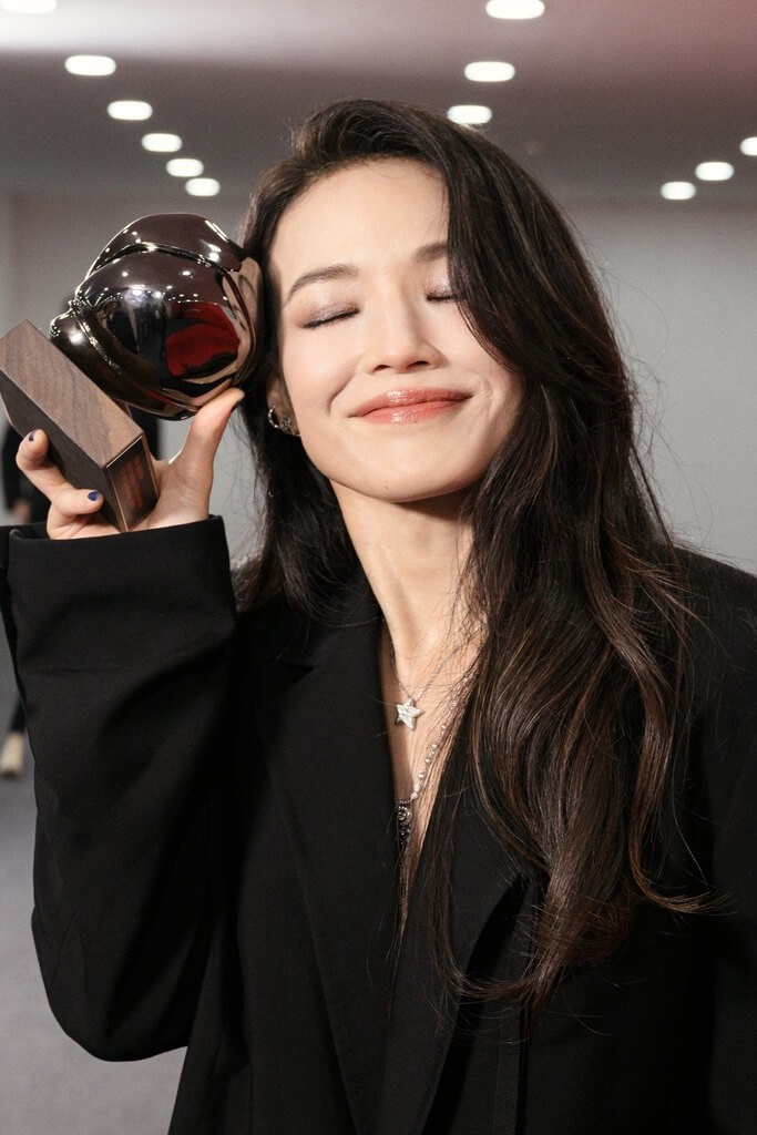 トロフィーを手に笑顔のスー・チー（甲上娯楽提供）