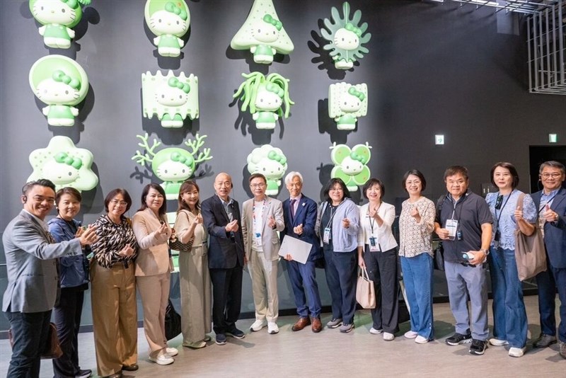大阪・関西万博を訪問し、台湾が民間企業名義で出展する「テックワールド館」やを視察し日本や米国などのパビリオンも観覧した韓国瑜立法院長（国会議長＝左から6人目）ら＝本人の事務所提供