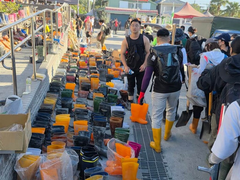 光復駅前には、次の人々が使えるよう、ボランティアを終えて帰った人たちが残した長靴やシャベルなどがきれいに並べられていた（読者提供）