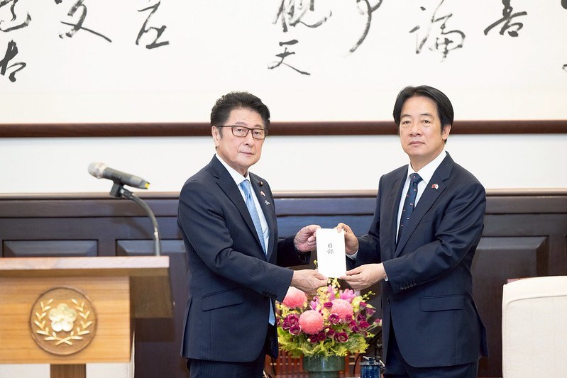 自民党の松山政司参院議員会長（左）から花蓮洪水の被災地への寄付金の目録を受け取る頼清徳総統＝9月30日、台北市（総統府提供）
