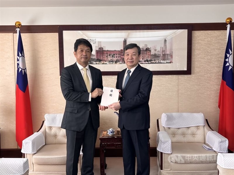 大井川和彦茨城県知事（左）から洪水被害に見舞われた東部・花蓮県への義援金100万円の目録を受け取る李逸洋駐日代表＝10月2日、東京都