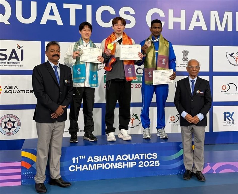 水泳アジア選手権最終日の1日、男子200メートルバタフライで金メダルに輝いた台湾の王冠閎（中央）＝黄智勇さん提供