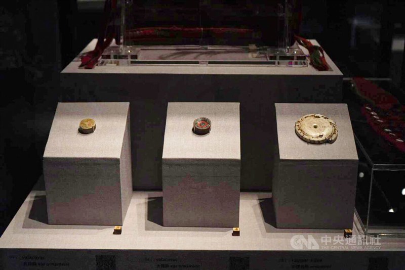 スウェーデンの世界文化博物館から貸し出されるパイワン族の文物の一部＝10月1日、屏東県