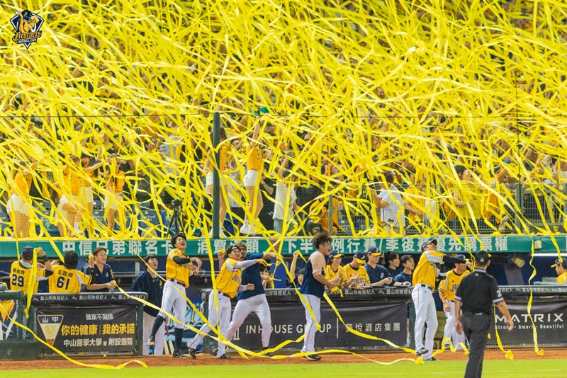 中信ブラザーズの後期優勝が決まった瞬間=10月2日、台中市(球団提供)