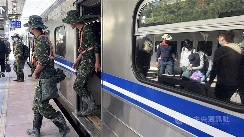 被災地最寄りの光復駅で電車から降りる国軍兵士。この日は2413人の兵士が被災地入りした＝2025年10月4日、中央社記者盧太城撮影