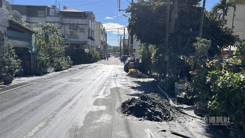道路にたまった泥は大部分が撤去され、スコップを手にしたボランティアの姿は少なくなった。中央災害対策センターは、今日中に主要道路での作業を終わらせる方針を示した＝2025年10月4日、中央社記者盧太城撮影