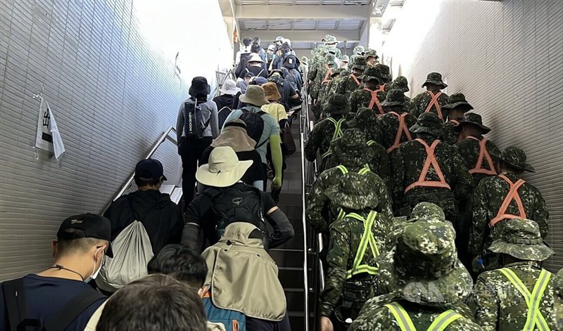 復旧作業のため、光復駅の階段を隊列を組んで歩く国軍兵士ら＝2025年10月4日、中央社記者張祈撮影