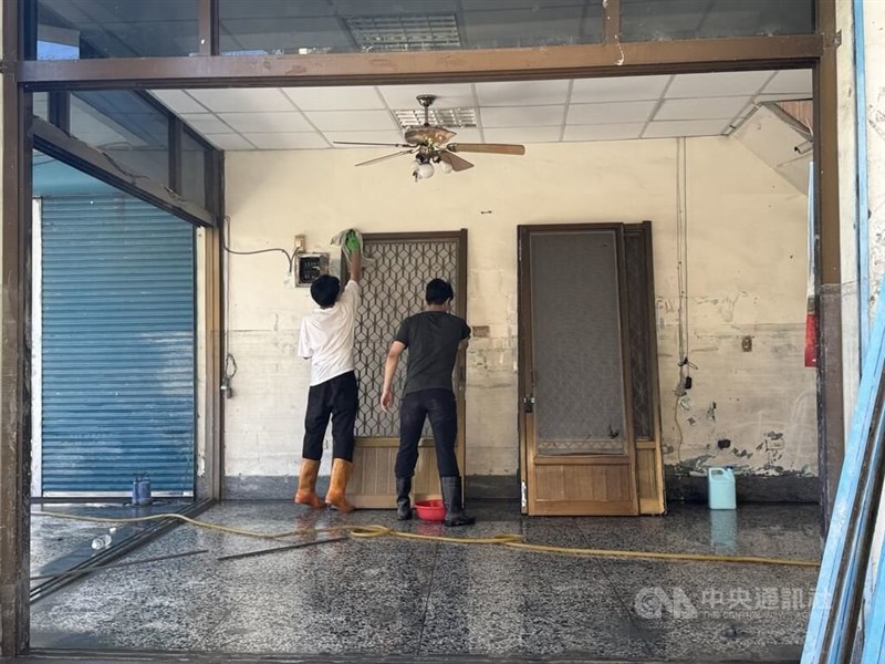 雑巾などを使い、壁の汚れを拭き取るボランティア＝2025年10月4日、中央社記者張祈撮影