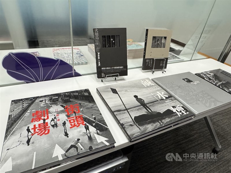 写真展では写真60点と映像作品1点が展示されている=10月3日、東京・虎ノ門