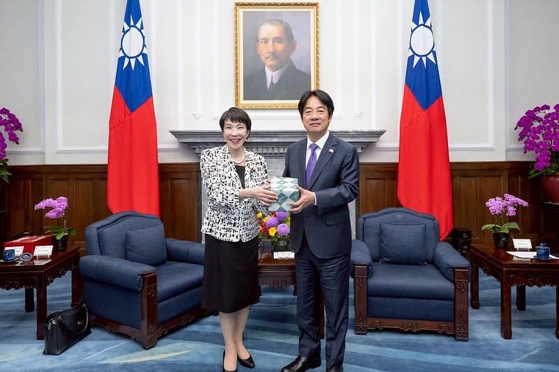 訪台した高市早苗衆院議員（左）と面会する頼清徳総統＝4月28日、台北市（総統府提供）